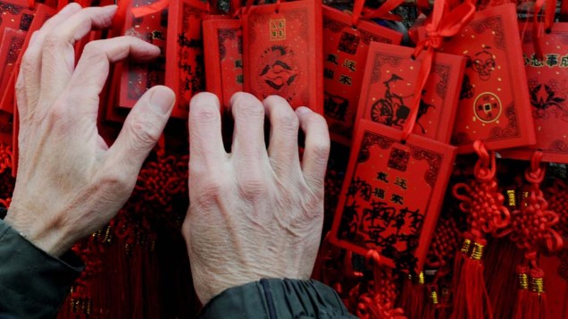 Chinês faz pedidos durante as comemorações do ano do dragão, em Pequim