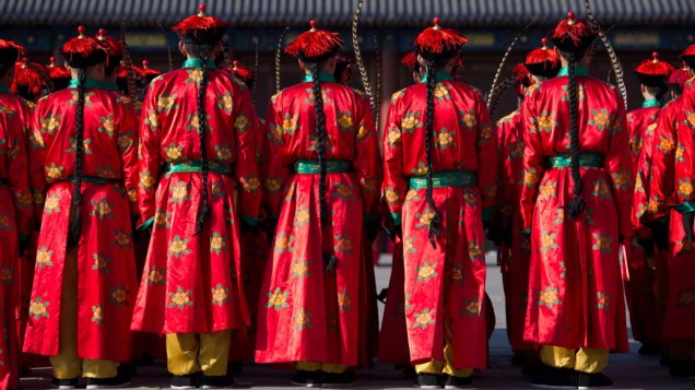 Chineses em trajes tradicionais durante apresentações do Ano Novo, em Pequim