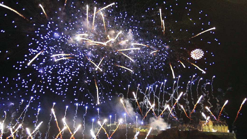 Fogos em Edimburgo, Escócia, durante as comemorações do Ano-Novo
