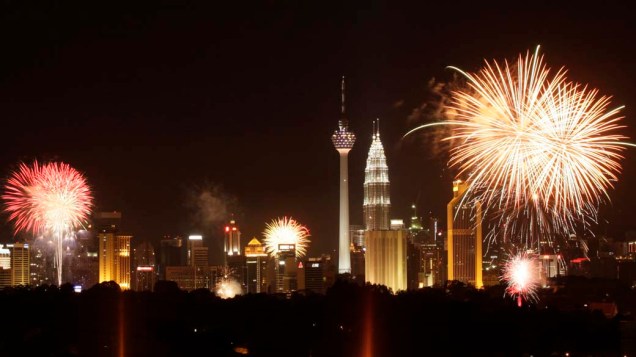 Fogos em Kuala Lumpur, na Malásia, comemora a chegada de 2011
