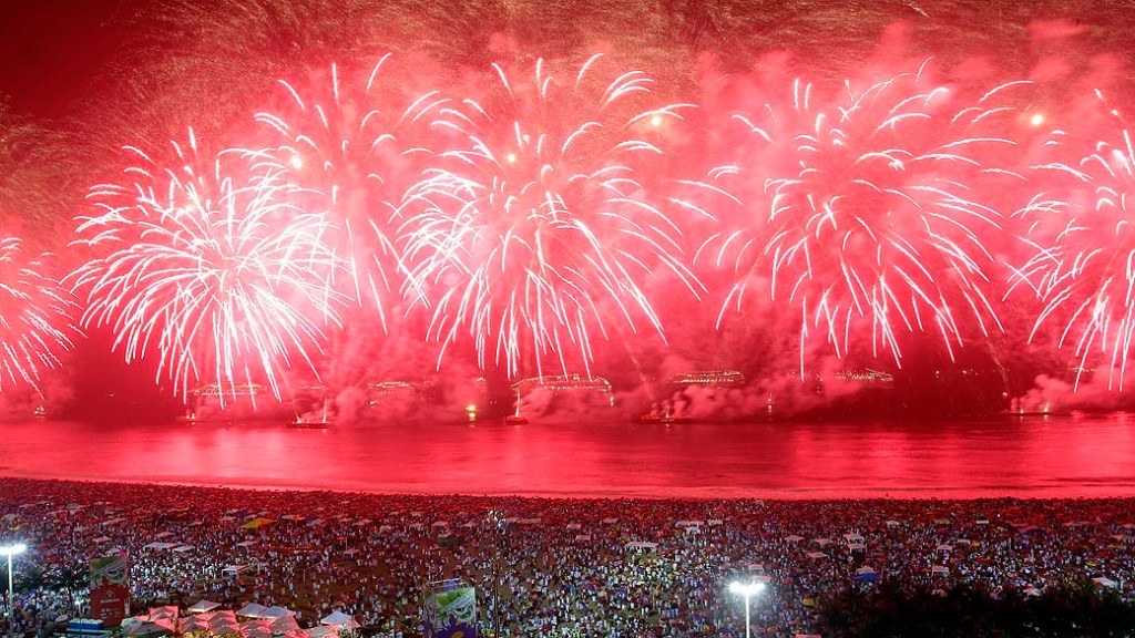 Fogos na Praia de Copacabana durante as comemorações de Ano-Novo no Rio de Janeiro