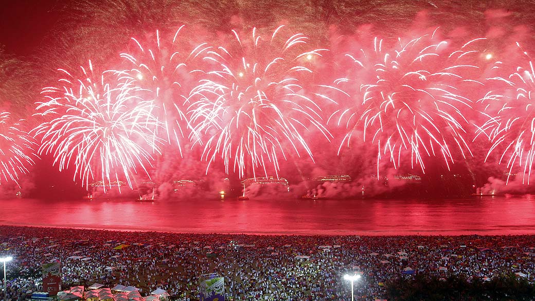 Fogos na Praia de Copacabana durante as comemorações de Ano-Novo no Rio de Janeiro