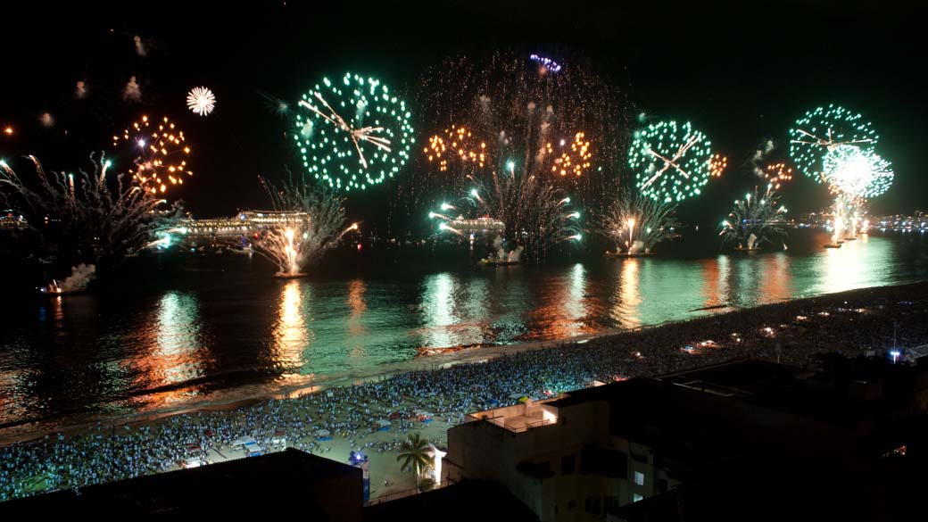 Queima de fogos durante Revéillon na praia de Copacabana, Rio de Janeiro