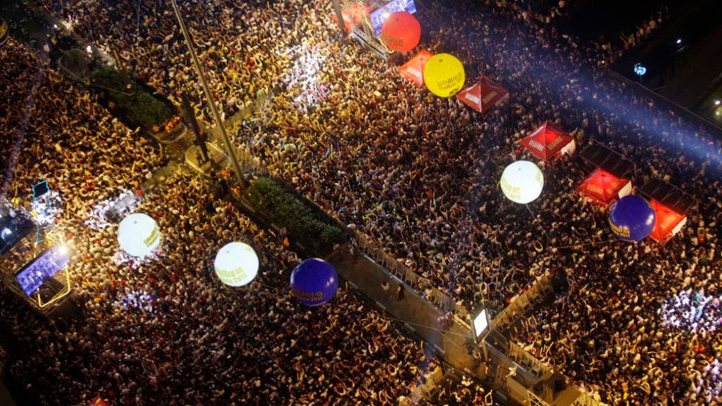 Fogos comemoram a chegada de 2011 na festa de Revéillon da Avenida Paulista, São Paulo