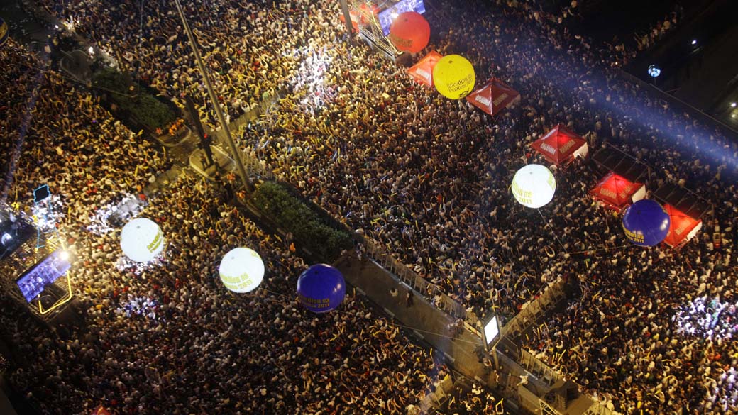 Fogos comemoram a chegada de 2011 na festa de Revéillon da Avenida Paulista, São Paulo
