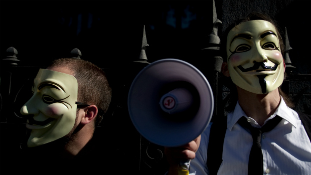 Anonymous escondem identidade sob máscara do personagem Guy Fawkes