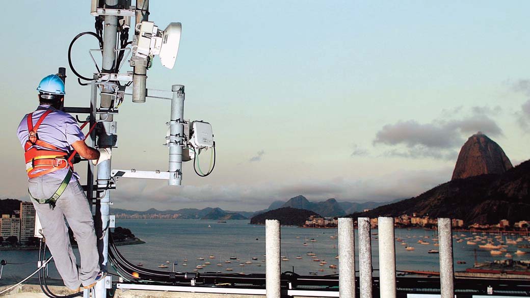 Técnico da operadora de telefonia celular Oi fazendo manutenção de uma estação radiobase no Rio de Janeiro