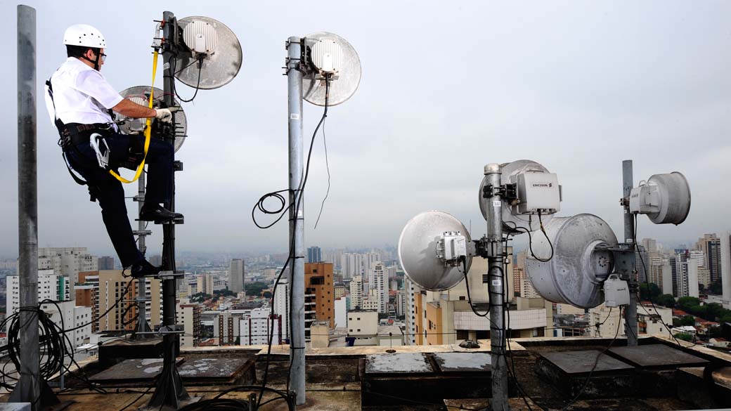Técnico da operadora de telefonia celular Vivo fazendo manutenção em antena em Perdizes, São Paulo