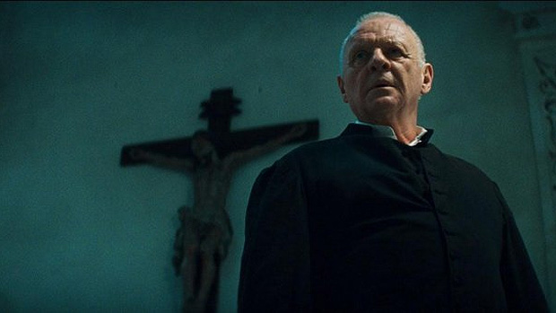 Anthony Hopkins vive um padre exorcista em 'O Ritual' | VEJA