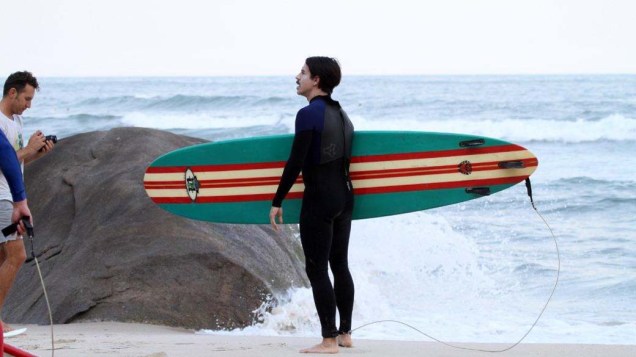 Anthony Kiedis, da banda californiana Red Hot Chili Peppers, surfa na Praia do Recreio, em 23/09/2011