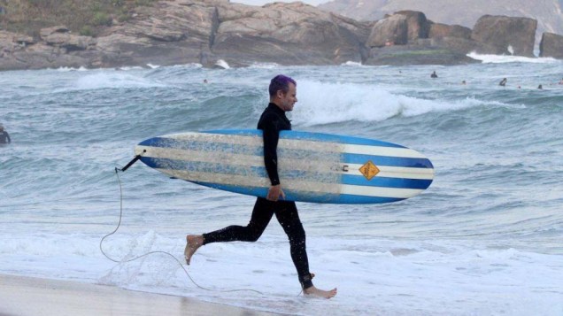Flea, da banda californiana Red Hot Chili Peppers, surfa na Praia do Recreio, em 23/09/2011
