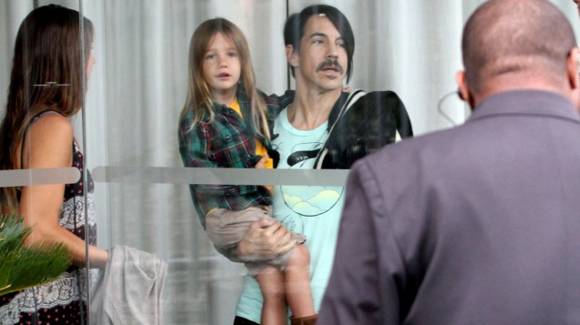 Anthony Kiedis, da banda californiana Red Hot Chili Peppers, com o filho no Hotel Fasano em Ipanema, Rio de Janeiro, em 24/09/2011