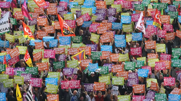 Manifestação anti-capitalista dois dias antes de reunião do G20 em Cannes, na França