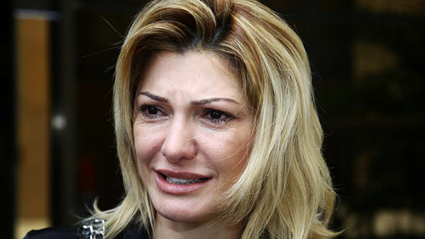 Antonia Fontenelle chora na porta do Fórum