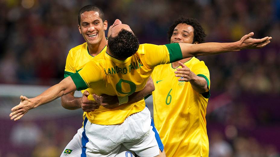 Leandro Damião comemora o gol de empate na partida contra Honduras, válida pelas quartas de final dos Jogos Olímpicos de Londres em 04/08/2012