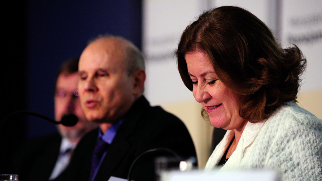 Os ministros Guido Mantega e Miriam Belchior anunciam corte de gastos do Orçamento