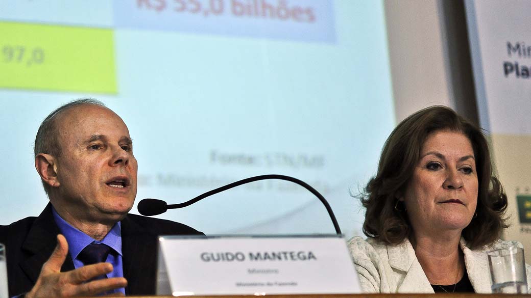 Os ministros da Fazenda, Guido Mantega, e do Planejamento, Miriam Belchior anunciam corte de gastos do Orçamento 2012