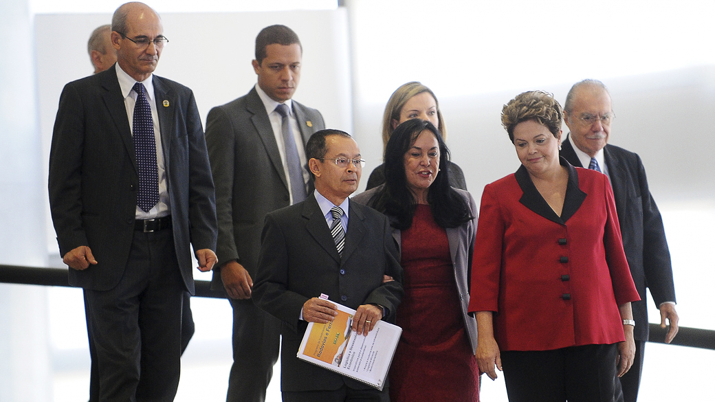 Presidente Dilma Roussef e autoridades, chegam para anúncio do Programa de Concessões de Rodovias, Ferrovias e Trem de Alta Velocidade, em cerimônia no Palácio do Planalto