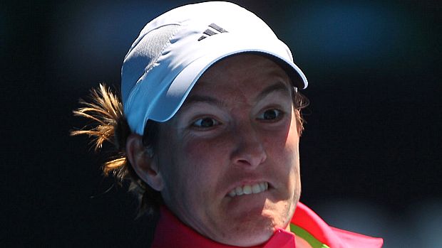 Aos 28 anos, Justine Henin anuncia segunda aposentadoria
