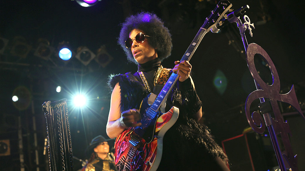 Prince durante um show em Londres junto com a banda 3rdeyegirl