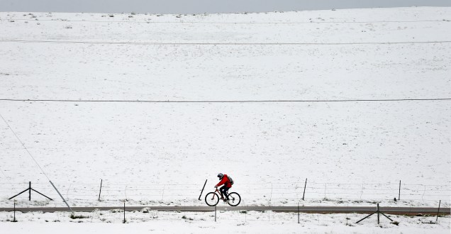 No Colorado, uma tempestade de primavera causou a queda de até 3 mestros de neve nas regiões montanhosas. Na imagem, um motociclista é fotografado na paisagem