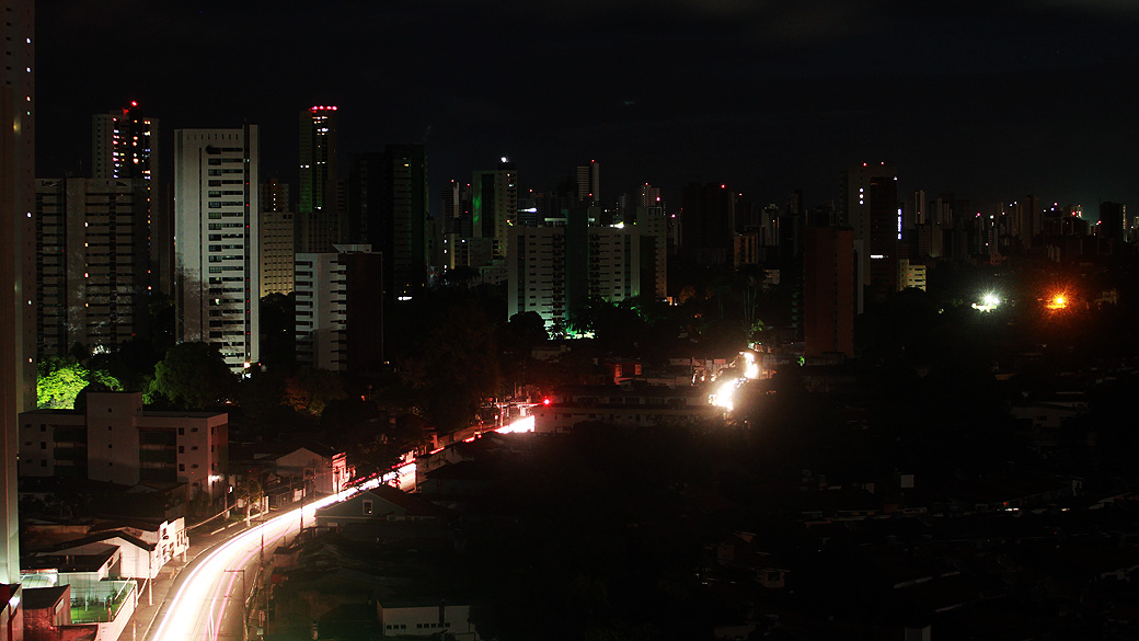 Bairro de Casa Forte, na zona norte do Recife (PE), durante o apagão desta madrugada
