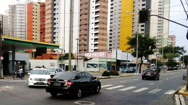 Motoristas enfrentaram problemas no trânsito em Fortaleza (CE) na tarde de quarta-feira (28) em razão do apagão que atingiu a região nordeste do país