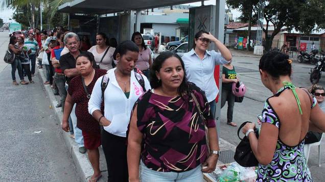 Passageiros aguardam a chegada do ônibus na cidade do Recife (PE). Trânsito ficou complicado após blecaute que atingiu oito estados do nordeste na quarta-feira (28)