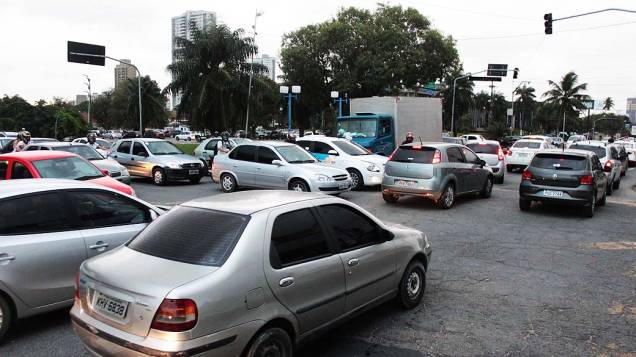 Semáforos apagaram e atrapalharam o trânsito na Avenida Agamenon Magalhães na cidade do Recife (PE), após blecaute que atingiu oito estados do nordeste na quarta-feira (28)