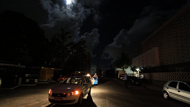 Ruas do Recife só eram iluminadas pelos faróis dos carros