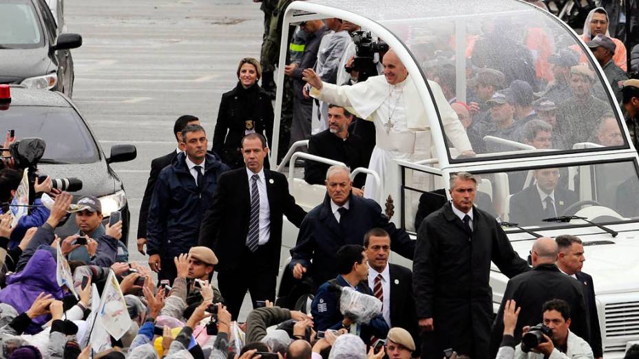 Papa Francisco em Aparecida: Mercedes-Benz G 500 - Foi um presente dado ao papa Bento XVI pela Mercedes-Benz em 2007 e que acabou sendo herdado pelo atual pontífice. O teto de acrílico transparente é removível. O motor que empurra o veículo é um V8 5.5 com quase 390 cv de potência