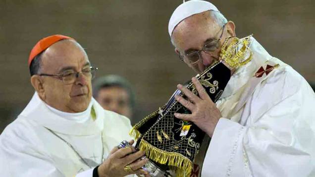 Dom Raymundo Damasceno entrega a imagem de Nossa Senhora de Aparecida para o papa Francisco em missa no Santuário Nacional de Aparecida