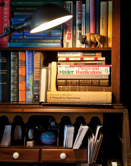 Livros do escritor Normam Mailer em seu apartamento de Nova Iorque