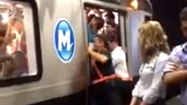 Funcionários do metrô empurram passageiro até composição fechar a porta