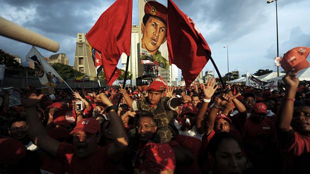 Apoiadores de Chávez em comício realizado em Caracas
