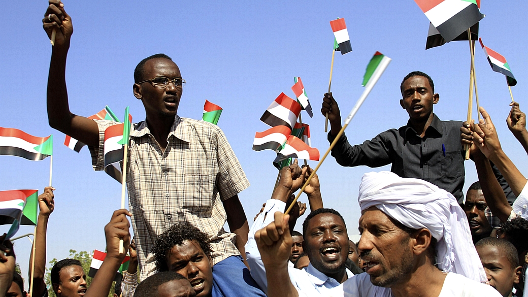 Apoiadores do governo sudanês comemoram morte de líder rebelde em Cartum
