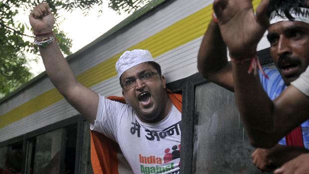 Apoiadores de Hazare continuaram gritando frases de apoio ao ativista mesmo após serem detidos