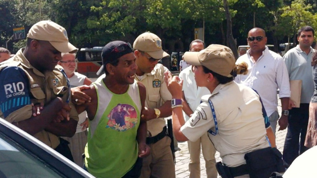 O vendedor de picolés Tadeu Alves Chaves discute com uma agente da Guarda Municipal, ao ter seus picolés apreendidos na Cinelândia
