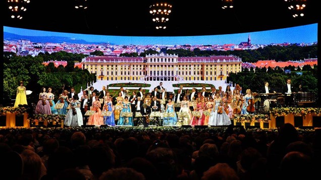 Andre Rieu e orquestra agradecem após apresentação da primeira música