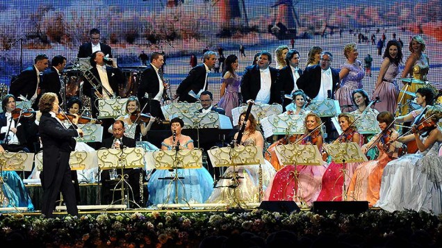 Músicos fazem graça durante apresentação de André Rieu e orquestra no ginásio do Ibirapuera
