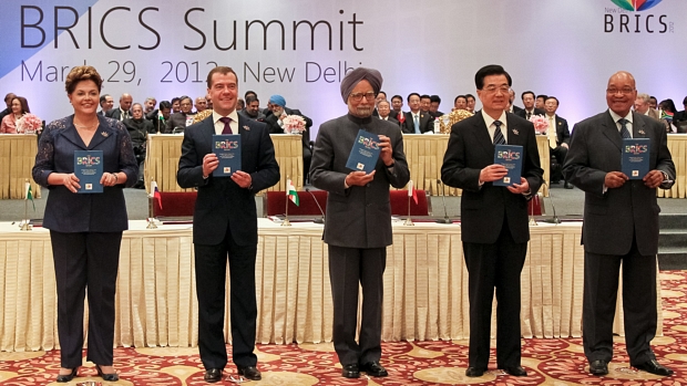 Dilma Rousseff, Dimitri Medvedev (Rússia), Manmohan Singh (Índia), Hu Jintao (China) e Jacob Zuma (África do Sul) posam para foto durante apresentação do relatório econômico dos Brics
