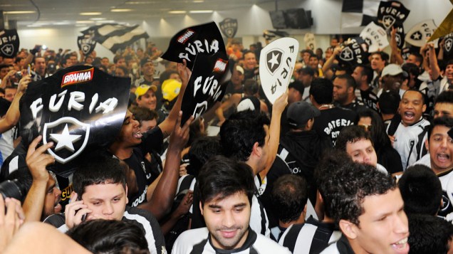 Torcedores do Botafogo aguardam a chegada do jogador Seedorf que chega de viagem ao Rio de Janeiro no aeroporto Tom Jobim