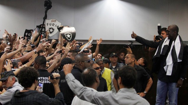O Jogador Seedorf chega de viagem ao Rio de Janeiro no aeroporto Tom Jobim e se apresenta ao Botafogo