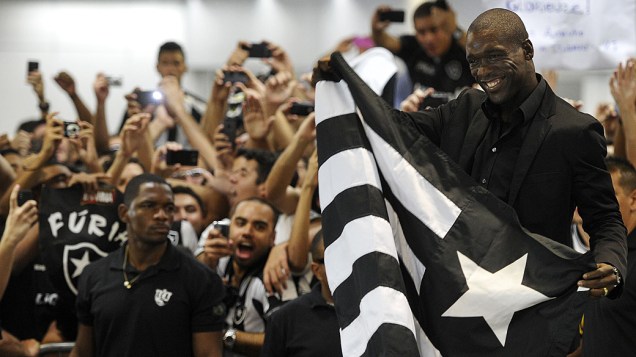 O Jogador Seedorf chega de viagem ao Rio de Janeiro no aeroporto Tom Jobim e se apresenta ao Botafogo