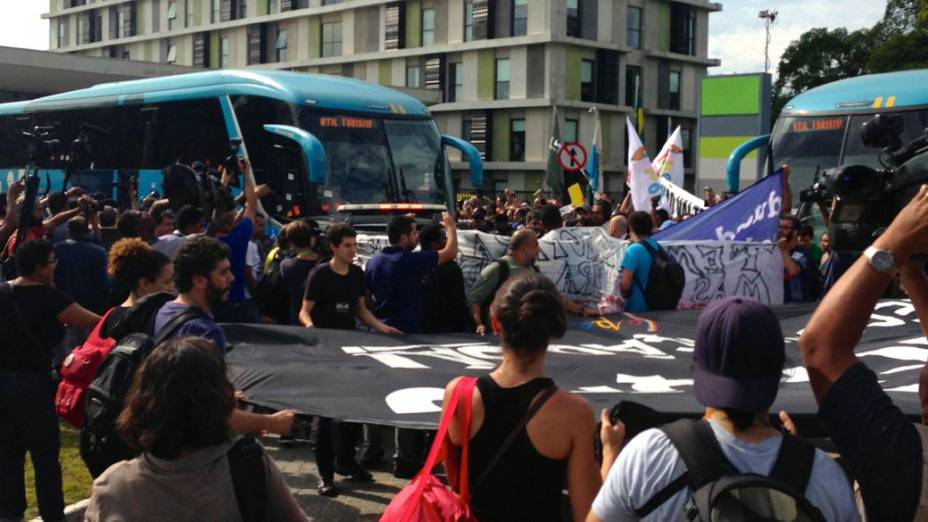 Em meio a protesto, o ônibus da seleção deixa o hotel onde os jogadores se apresentaram