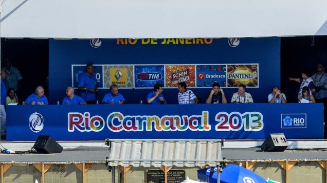 Mesa durante apuração das escolas de samba do Rio de Janeiro