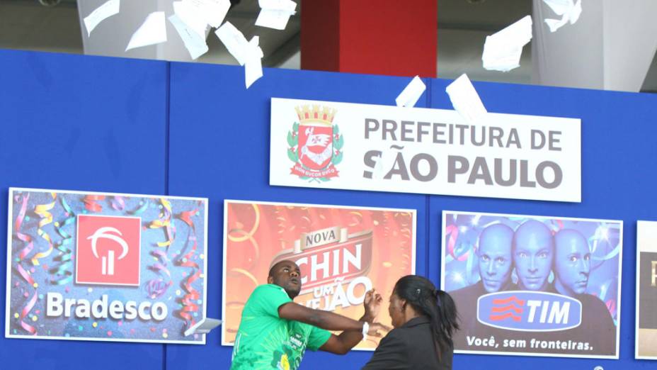 Integrante da Camisa Verde e Branco atira os envelopes com as notas durante confusão na apuração do Carnaval em São Paulo Integrante da Camisa Verde e Branco atira os envelopes com as notas durante confusão na apuração do Carnaval em São Paulo