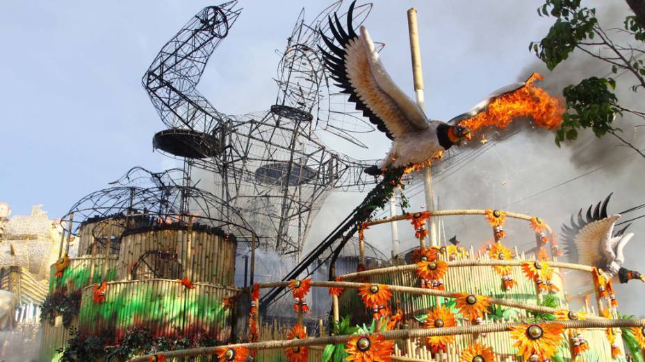 Incêndio em carro alegórico da Pérola Negra após confusão na apuração do Carnaval de São Paulo Incêndio em carro alegórico da Pérola Negra após confusão na apuração do Carnaval de São Paulo