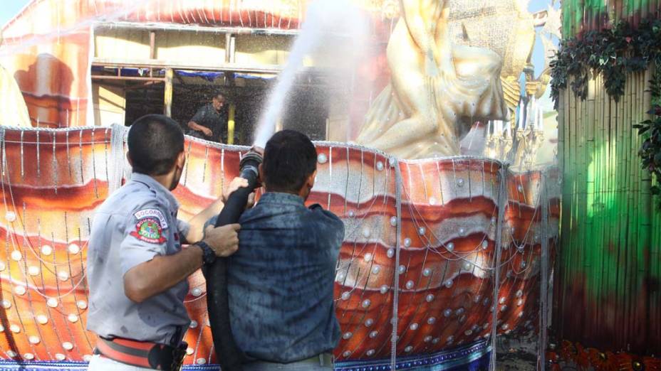 Bombeiro apaga incêndio em alegoria da Pérola Negra Bombeiro apaga incêndio em alegoria da Pérola Negra