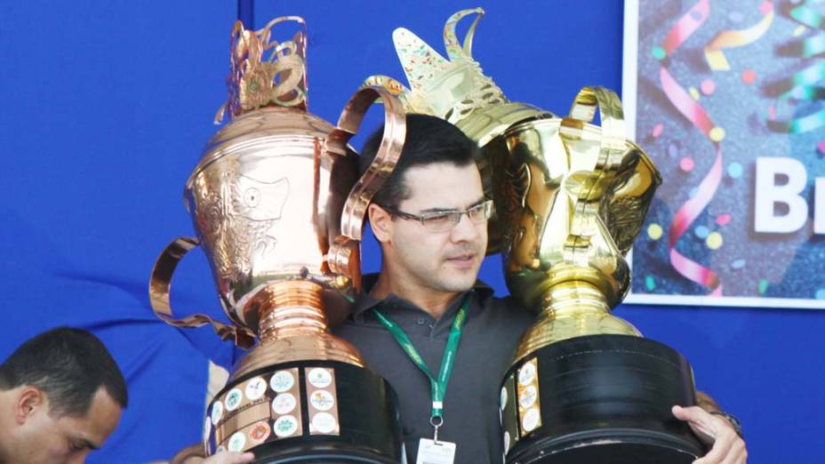 Organização recolhe troféus durante confusão na apuração Organização recolhe troféus durante confusão na apuração